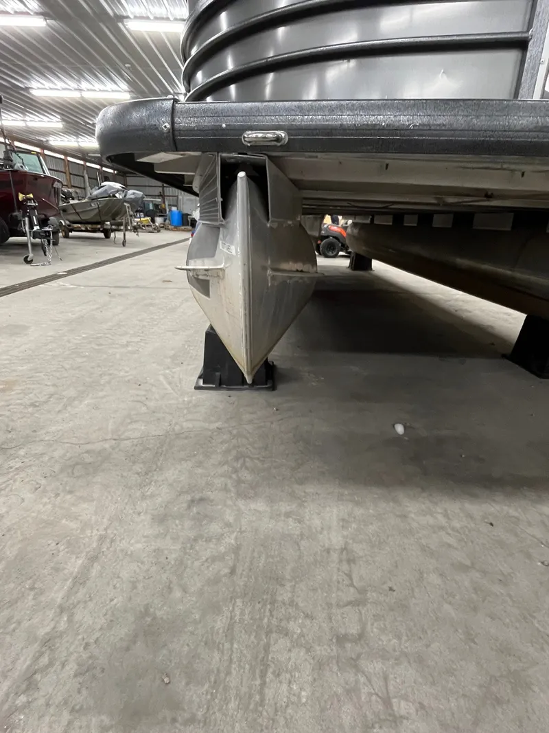 Slide: The Image of Coach Pontoons 230C 2018 - 9