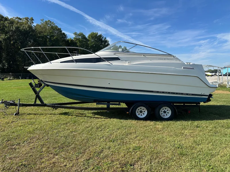 Slide: The Image of Bayliner 2355 CIERA SUNBRIDGE 5.7L MCM Yard Trl 1997 - 2