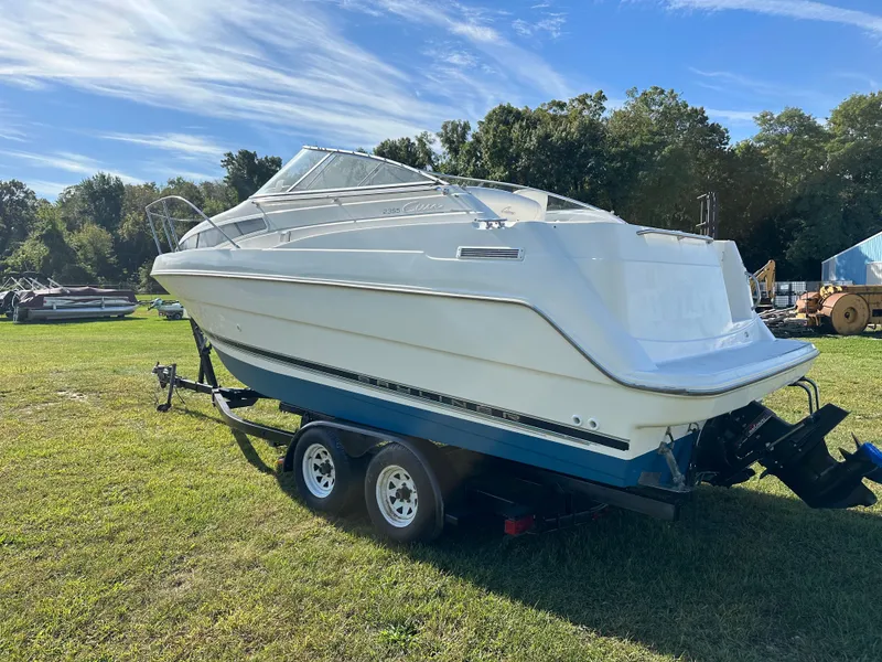 Slide: The Image of Bayliner 2355 CIERA SUNBRIDGE 5.7L MCM Yard Trl 1997 - 3