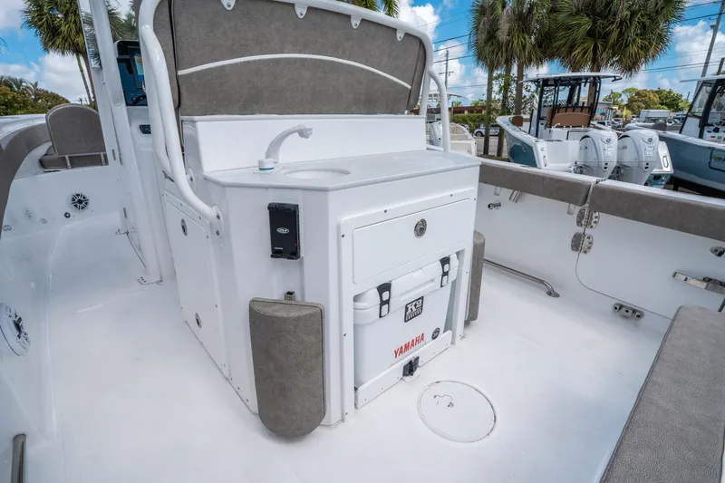 Slide: The Image of Sea Hunt Ultra 265 SE 2026 - 13