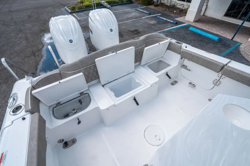 Slide: The Image of Sea Hunt Ultra 265 SE 2026 - 12