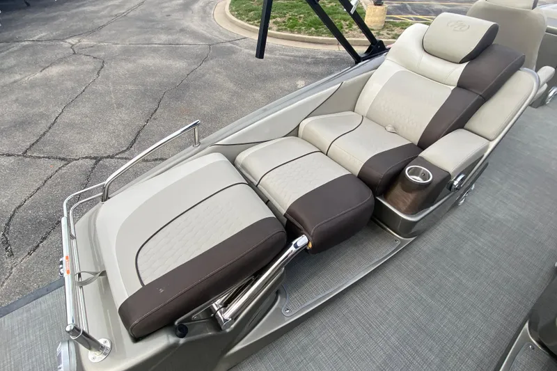 Slide: The Image of 2016 Manitou 25 Legacy LT SHP boat with luxurious seating and cup holder. - 32