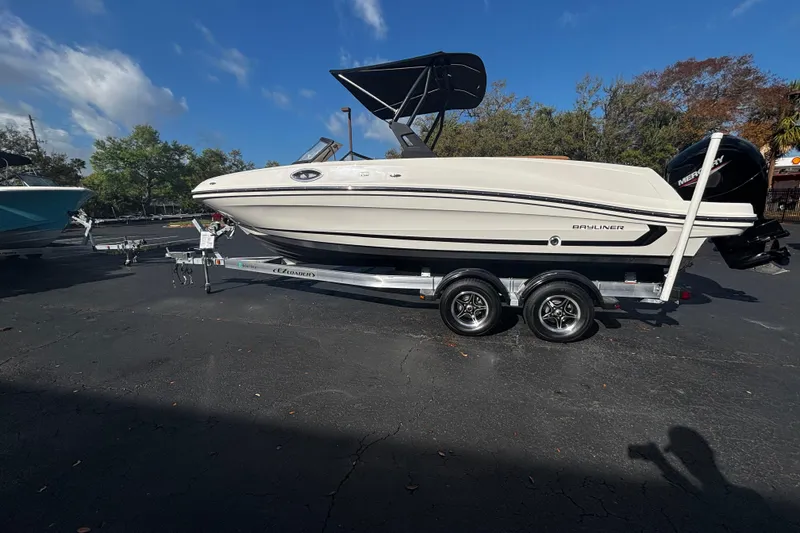 The Image of Bayliner VR6 Bowrider OB 2021 - undefined