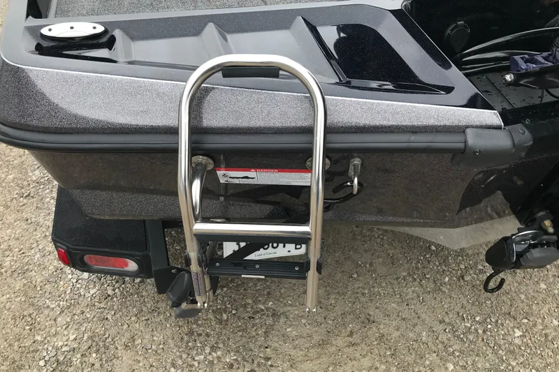Slide: The Image of 2022 Ranger Z185 boat with rear ladder and warning label. - 31