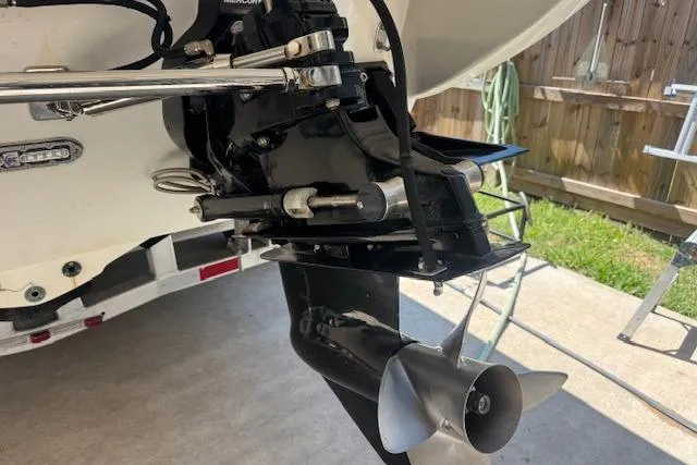 Slide: The Image of 2007 Formula 353 FASTech boat stern drive and propeller detail. - 9