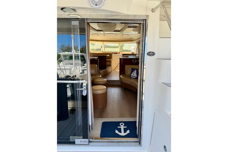 Sea Ray 550 Sedan Bridge 2005 for Sale | MarineSource