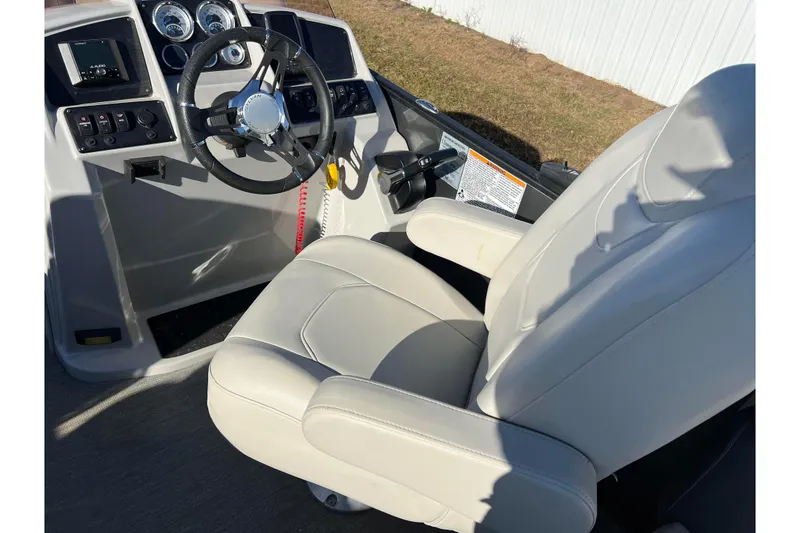 Slide: The Image of Captain's seat and dashboard of 2022 Sylvan Mirage X1 Tritoon boat. - 33