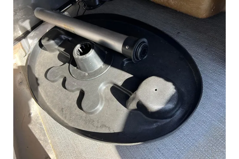 Slide: The Image of Base and pole of a 2022 Sylvan Mirage X1 Tritoon boat. - 35