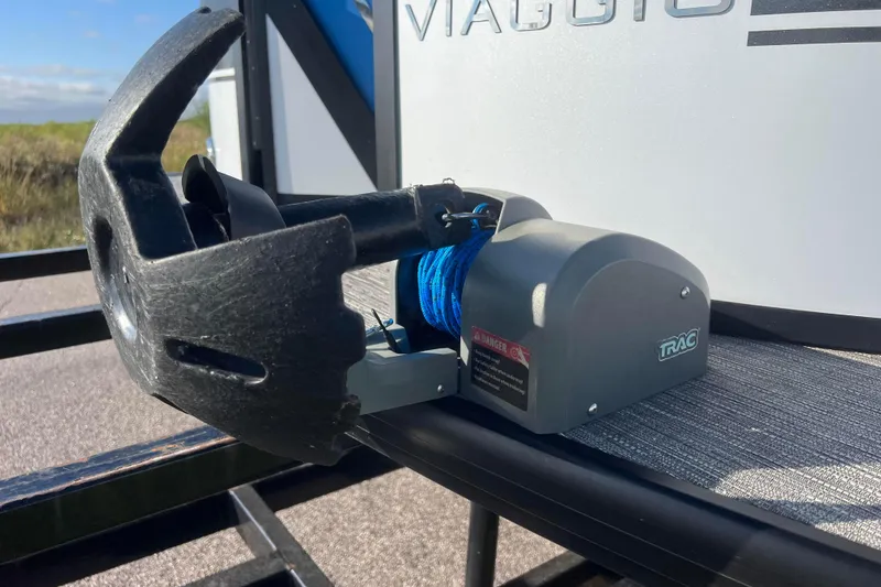 Slide: The Image of Electric winch on Viaggio Diamante Q 2022 boat trailer, featuring blue rope and black anchor. - 18