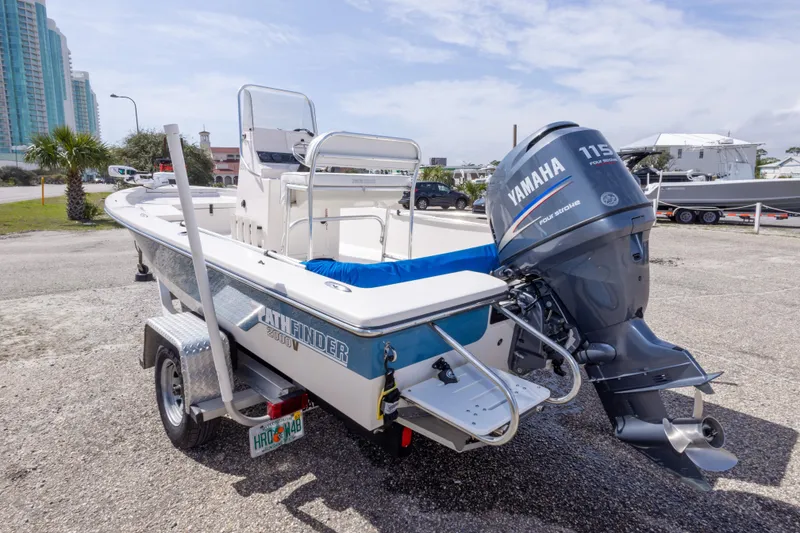Slide: The Image of Pathfinder 2000 V boat with Yamaha 115 engine, parked outdoors, 2007 model. - 9