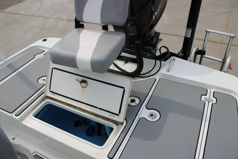 Slide: The Image of 2018 Mako 21 LTS boat deck with storage compartment and seating. - 7