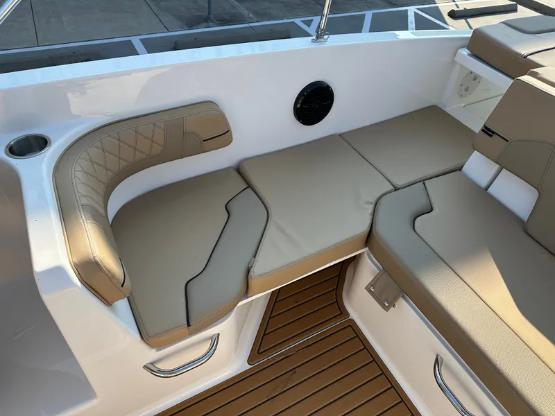 Slide: The Image of Bayliner VR6 2025 - 10