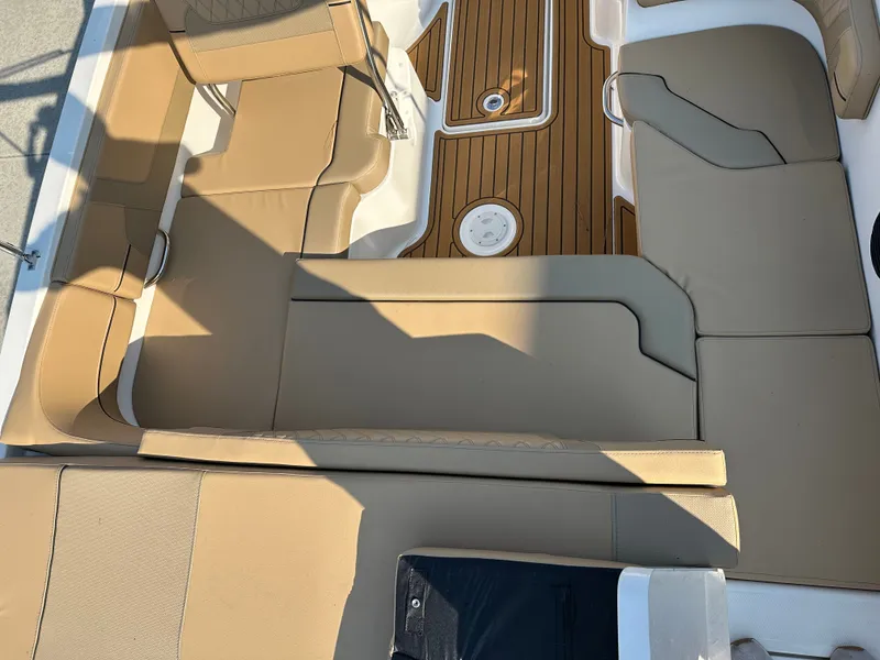 Slide: The Image of Bayliner VR6 2025 - 16