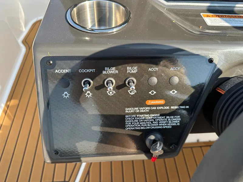 Slide: The Image of Bayliner VR6 2025 - 29