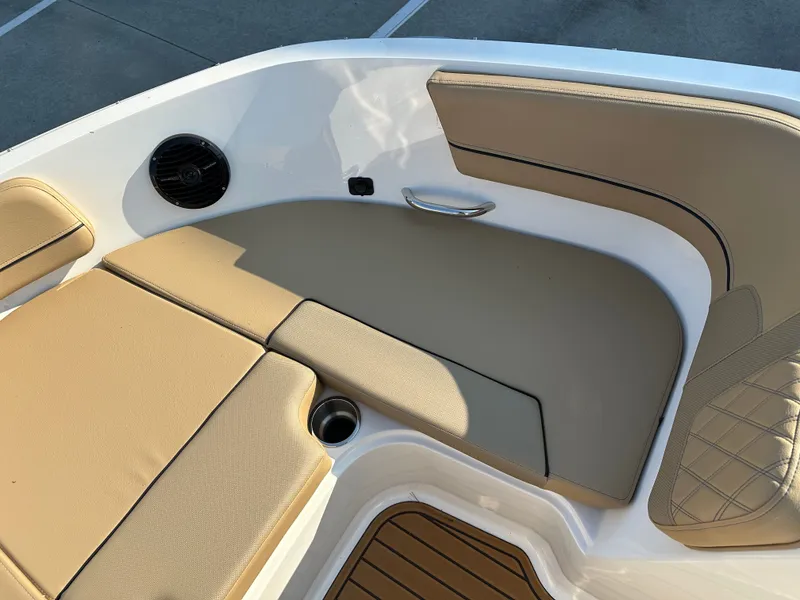 Slide: The Image of Bayliner VR6 2025 - 32