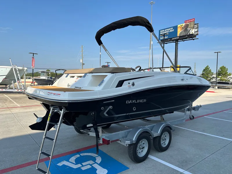 Slide: The Image of Bayliner VR6 2025 - 7