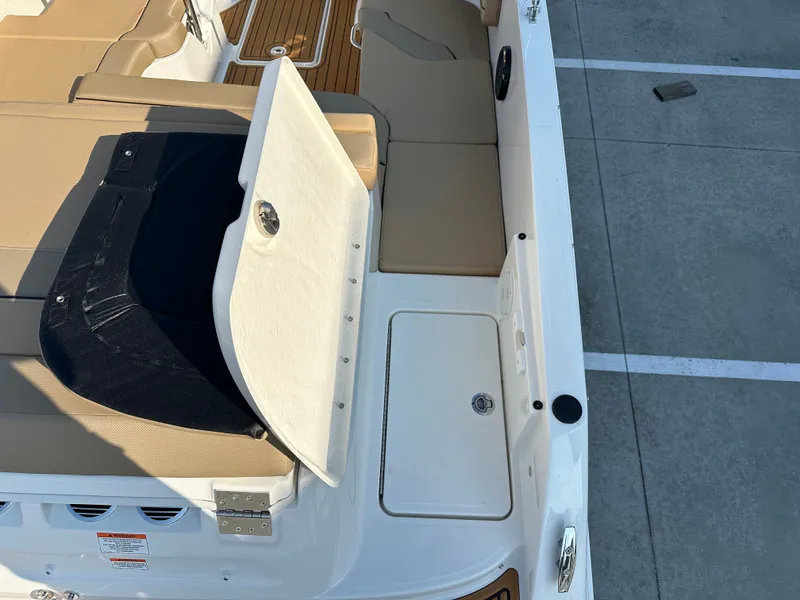 Slide: The Image of Bayliner VR6 2025 - 9