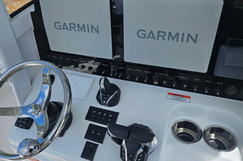 Slide: The Image of Helm of 2025 Sea Hunt Ultra 275 SE with Garmin displays and controls. - 18