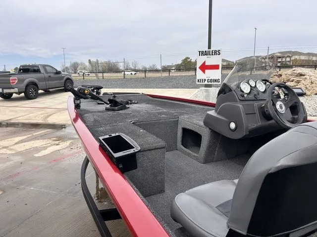 Slide: The Image of Tracker Pro 170 2022 - 8