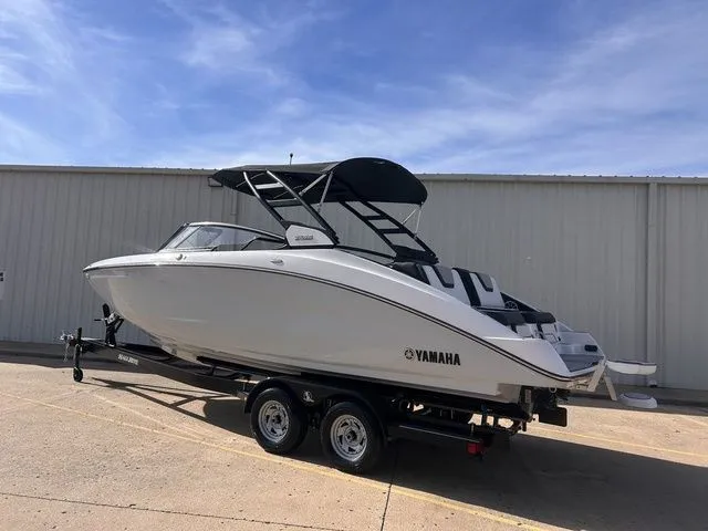 Slide: The Image of Yamaha 252S 2023 - 3