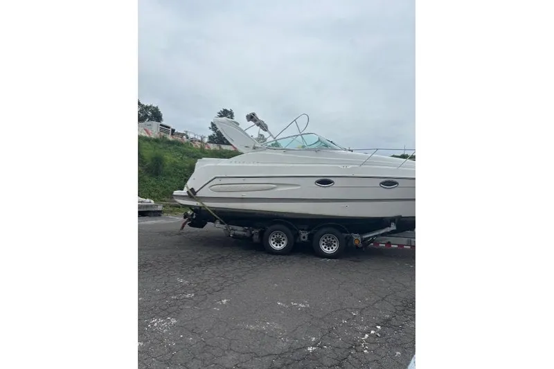 The Image of 2001 Maxum 2900 SCR boat on stands, clear sky background. - 0