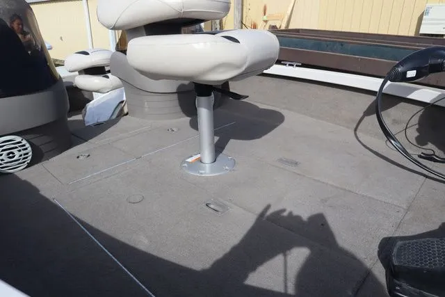 Slide: The Image of Crestliner 1750 Fish Hawk SC 2005 - 3