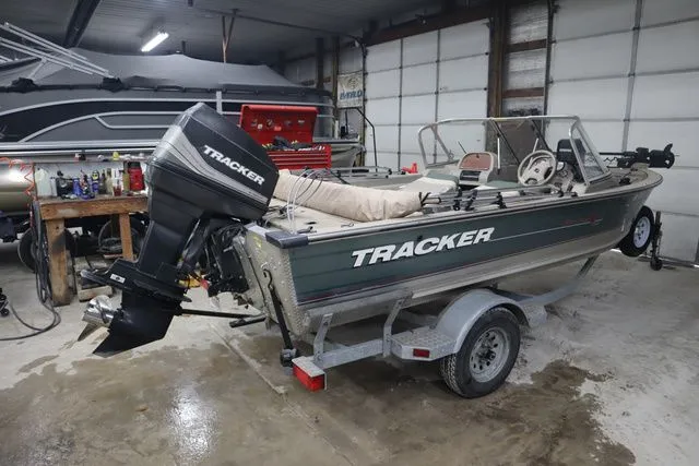 The Image of Tracker Pro Deep V-16 Combo 2001 - 1