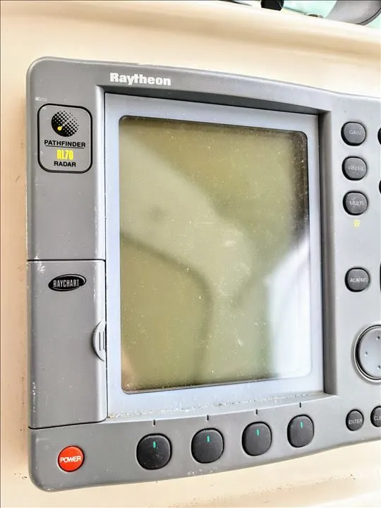 Slide: The Image of Raytheon radar on 2000 Cruisers Yachts 3672 Express. - 47