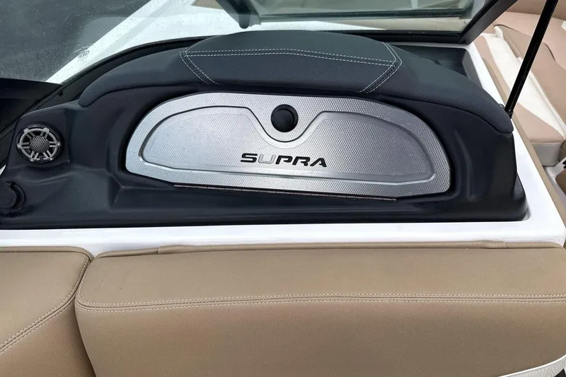 Slide: The Image of 2018 Supra SA 550 boat interior with speaker and branded panel. - 18