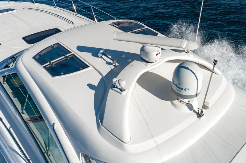 Slide: The Image of 2005 Sea Ray 480 Sundancer yacht cruising on water. - 15