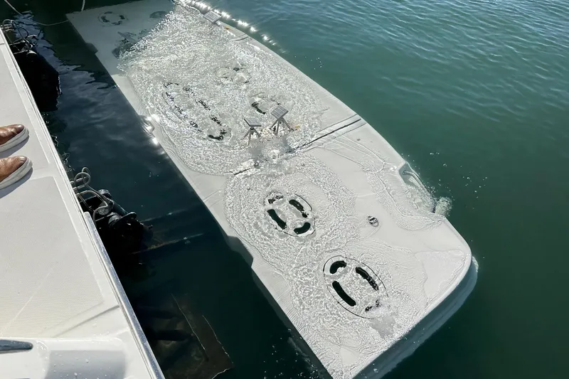 Slide: The Image of Hydraulic swim platform of 2005 Sea Ray 480 Sundancer in water. - 17