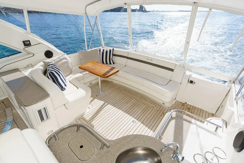 Slide: The Image of Interior of 2005 Sea Ray 480 Sundancer yacht. - 26