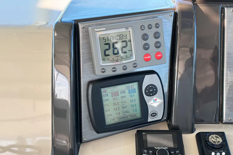 Slide: The Image of Sea Ray 480 Sundancer 2005 helm with navigation system. - 33