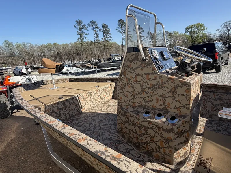 Slide: The Image of Xpress Hyper-Lift Bay Series 175HP-SEADECK 2026 - 6