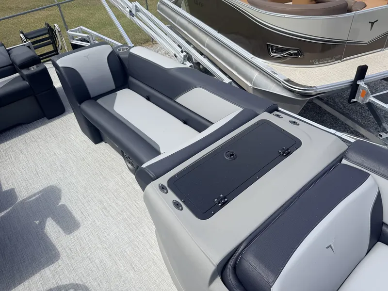 Slide: The Image of Tahoe Sport 85 23 ELITE WINDSHIELD-140HP 2026 - 6