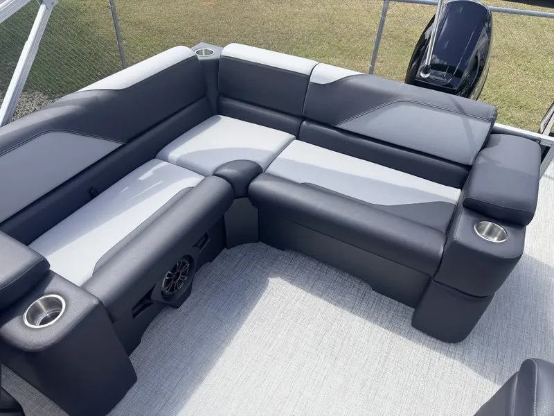 Slide: The Image of Tahoe Sport 85 23 ELITE WINDSHIELD-140HP 2026 - 3