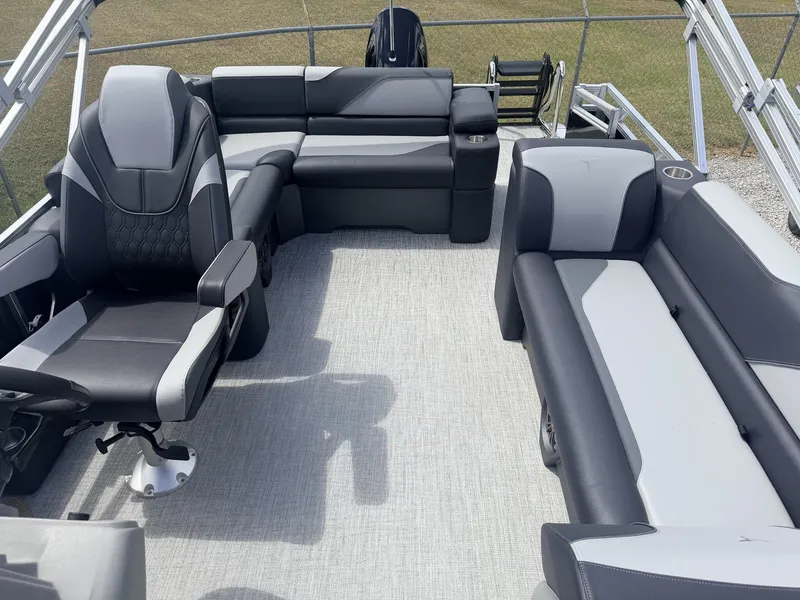 Slide: The Image of Tahoe Sport 85 23 ELITE WINDSHIELD-140HP 2026 - 5