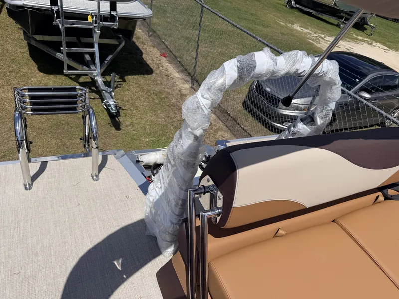 Slide: The Image of Tahoe LTZ 23 CRUISE REAR BENCH-140HP 2026 - 11