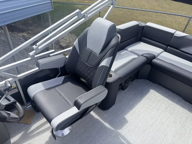 Slide: The Image of Tahoe Sport 85 23 ELITE WINDSHIELD-140HP 2026 - 4