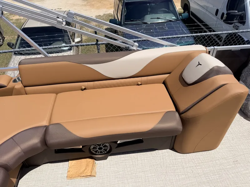 Slide: The Image of Tahoe LTZ 23 CRUISE REAR BENCH-140HP 2026 - 13