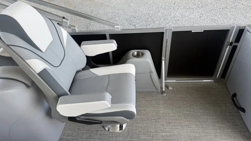 Slide: The Image of Tahoe LTZ 23 QUAD LOUNGER-140HP 2026 - 12