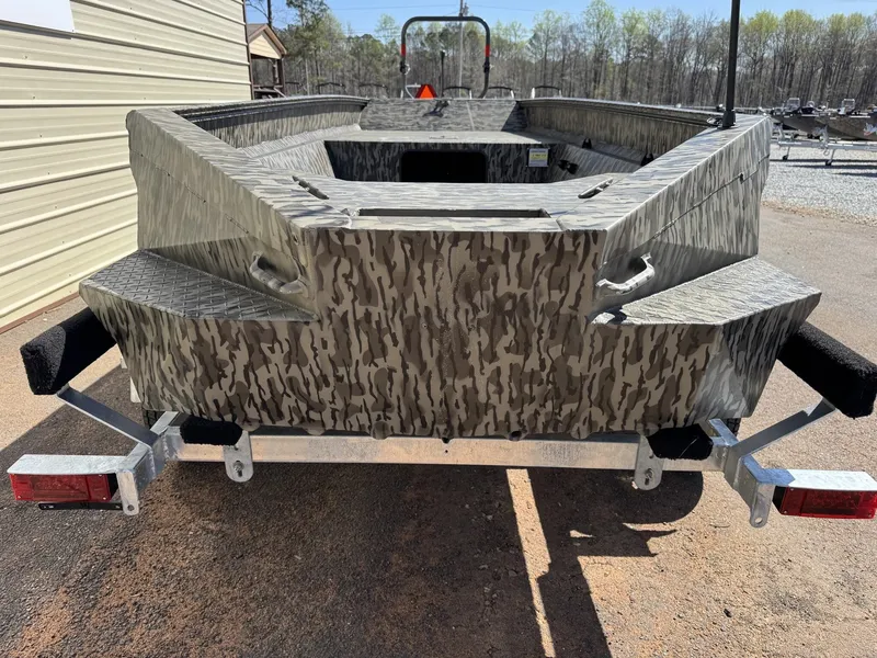 Slide: The Image of Edge Boats Sportsman 553DB 2026 - 4