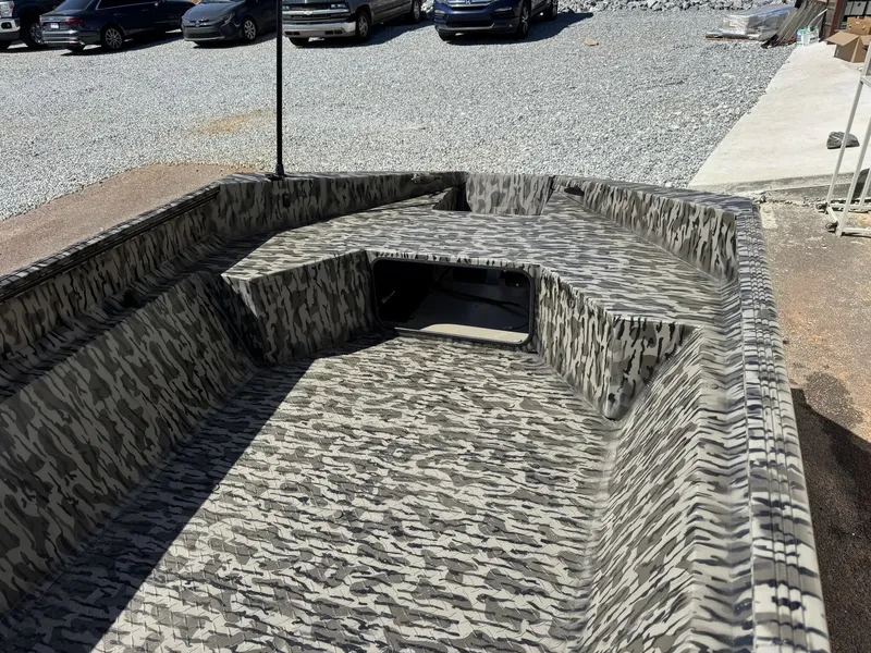 Slide: The Image of Edge Boats Sportsman Series 553DB 2026 - 5