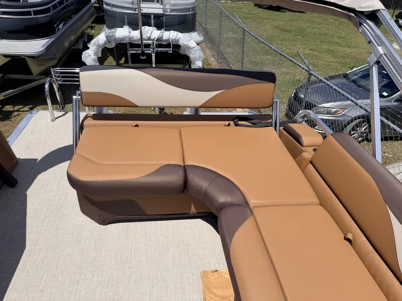 Slide: The Image of Tahoe LTZ 23 CRUISE REAR BENCH-140HP 2026 - 8