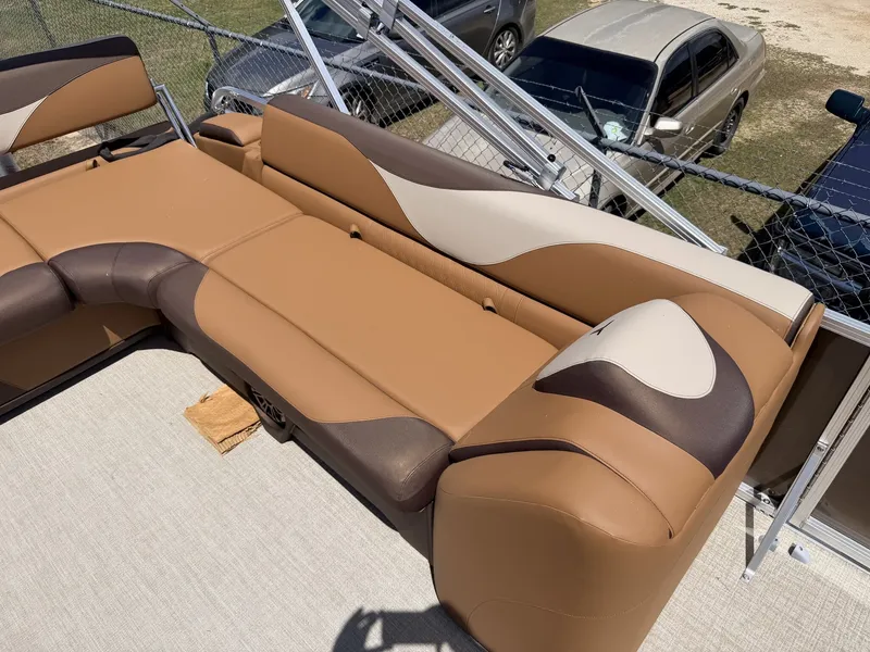 Slide: The Image of Tahoe LTZ 23 CRUISE REAR BENCH-140HP 2026 - 9