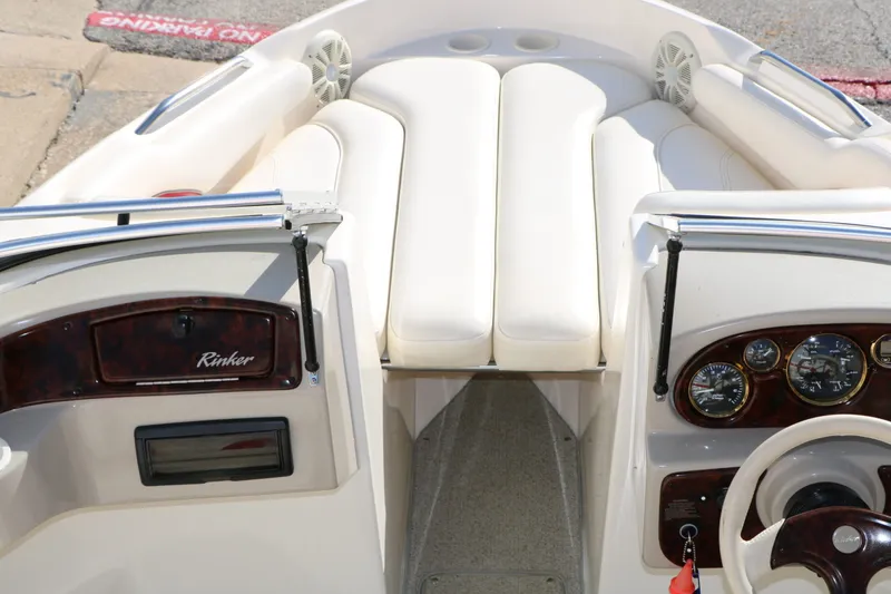Slide: The Image of Interior of a 2002 Rinker Captiva 192 Liberty Edition boat. - 19