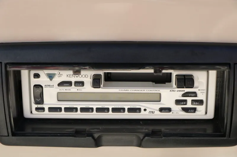 Slide: The Image of Kenwood car stereo in 2002 Rinker Captiva 192. - 33