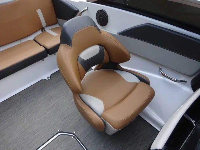 Slide: The Image of Four Winns 190 Horizon 2022 - 11