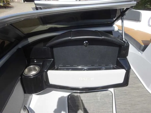 Slide: The Image of Four Winns 190 Horizon 2022 - 16