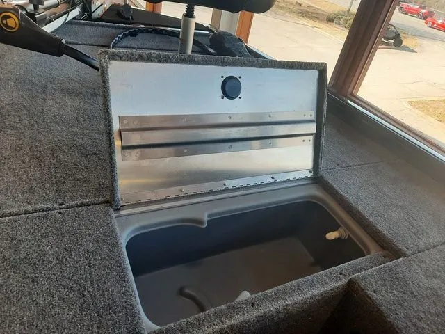 Slide: The Image of Tracker Pro 170 2026 - 10